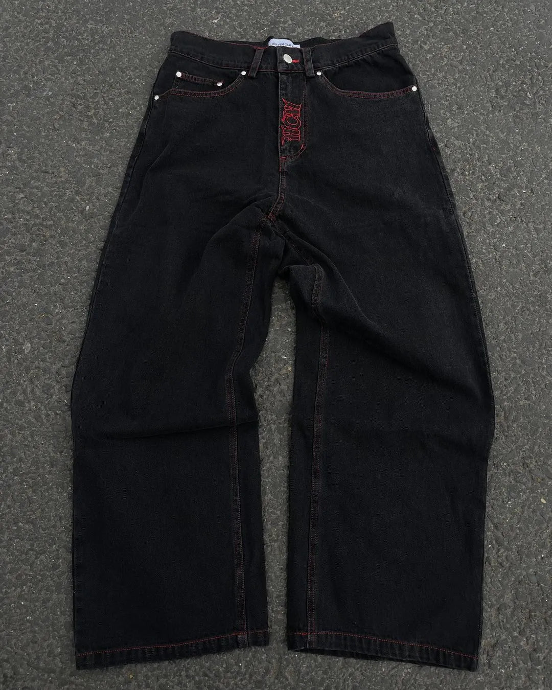 Pantalon en jean ample avec broderie tête de mort rétro