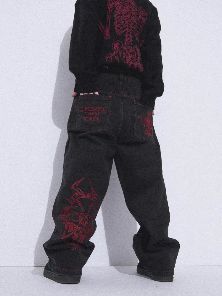 Pantalon en jean ample avec broderie tête de mort rétro