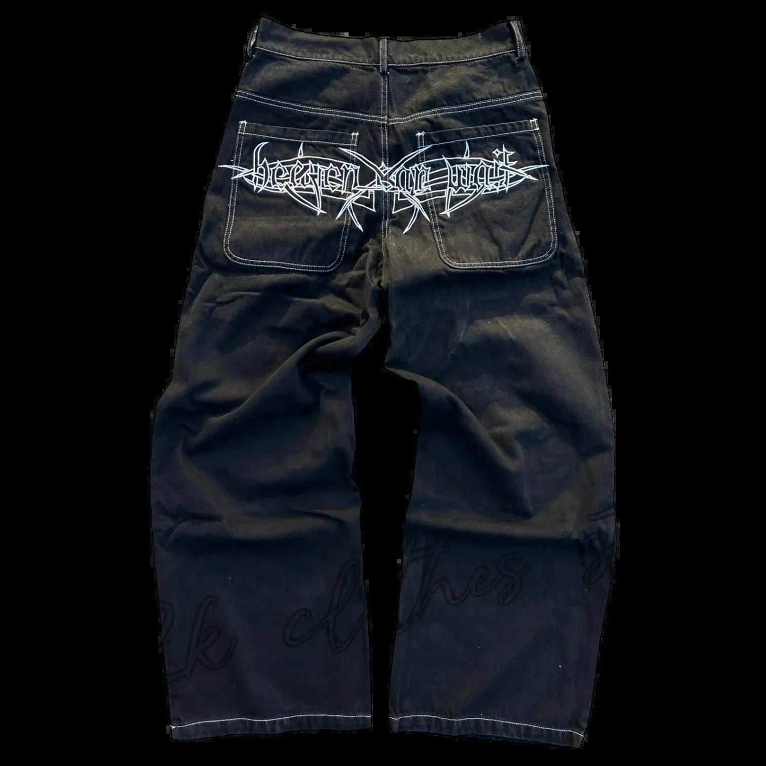 Pantalon en jean ample avec broderie tête de mort rétro