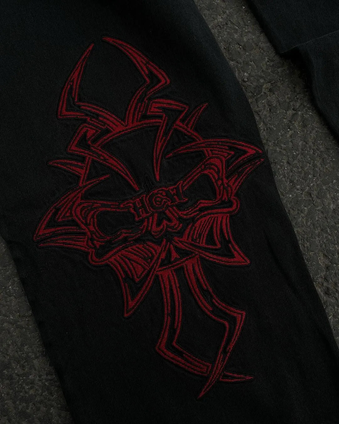 Pantalon en jean ample avec broderie tête de mort rétro
