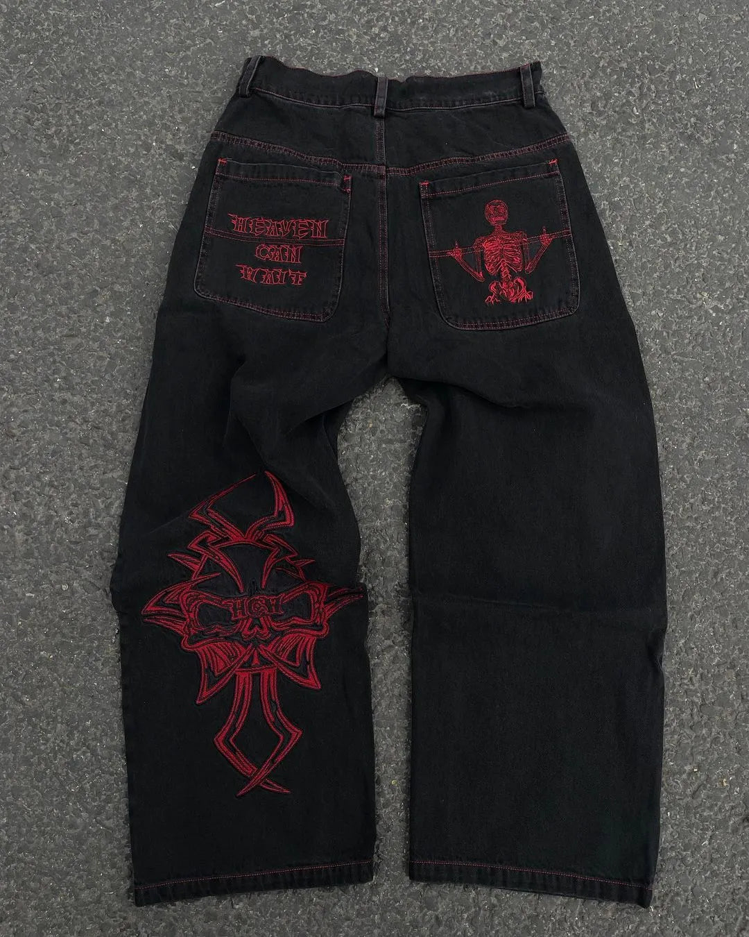 Pantalon en jean ample avec broderie tête de mort rétro