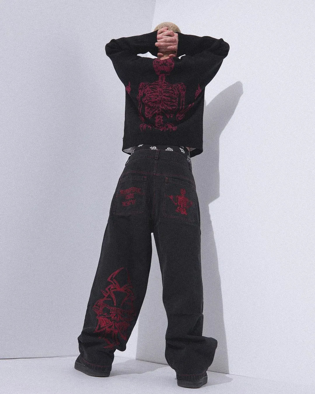 Pantalon en jean ample avec broderie tête de mort rétro