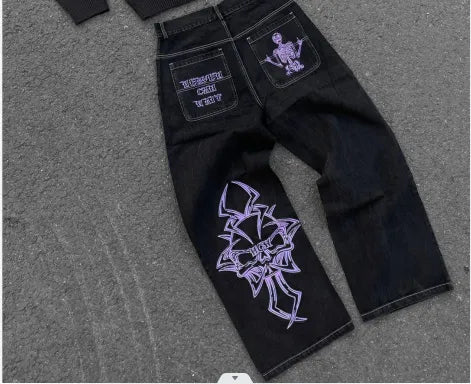 Pantalon en jean ample avec broderie tête de mort rétro