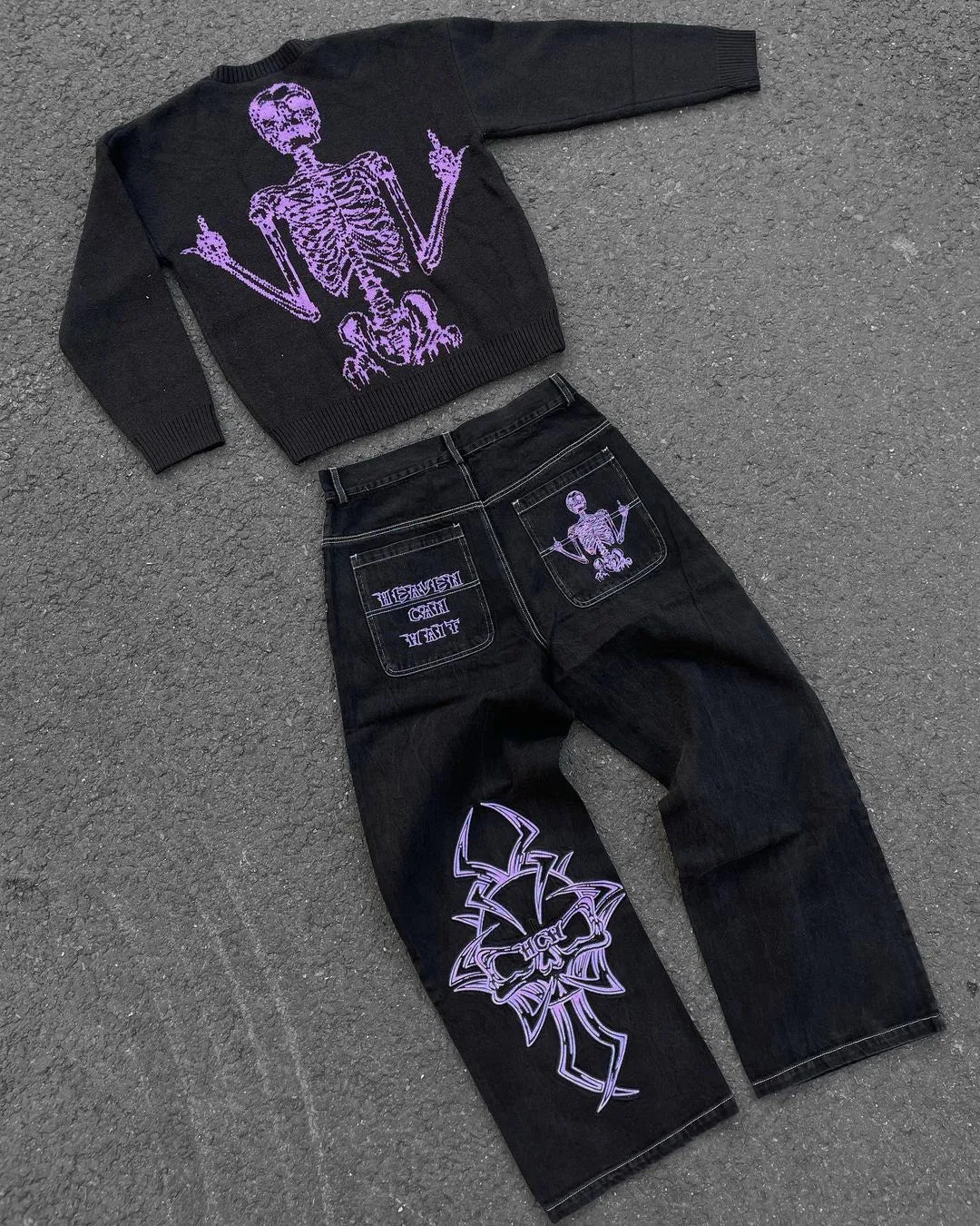 Pantalon en jean ample avec broderie tête de mort rétro