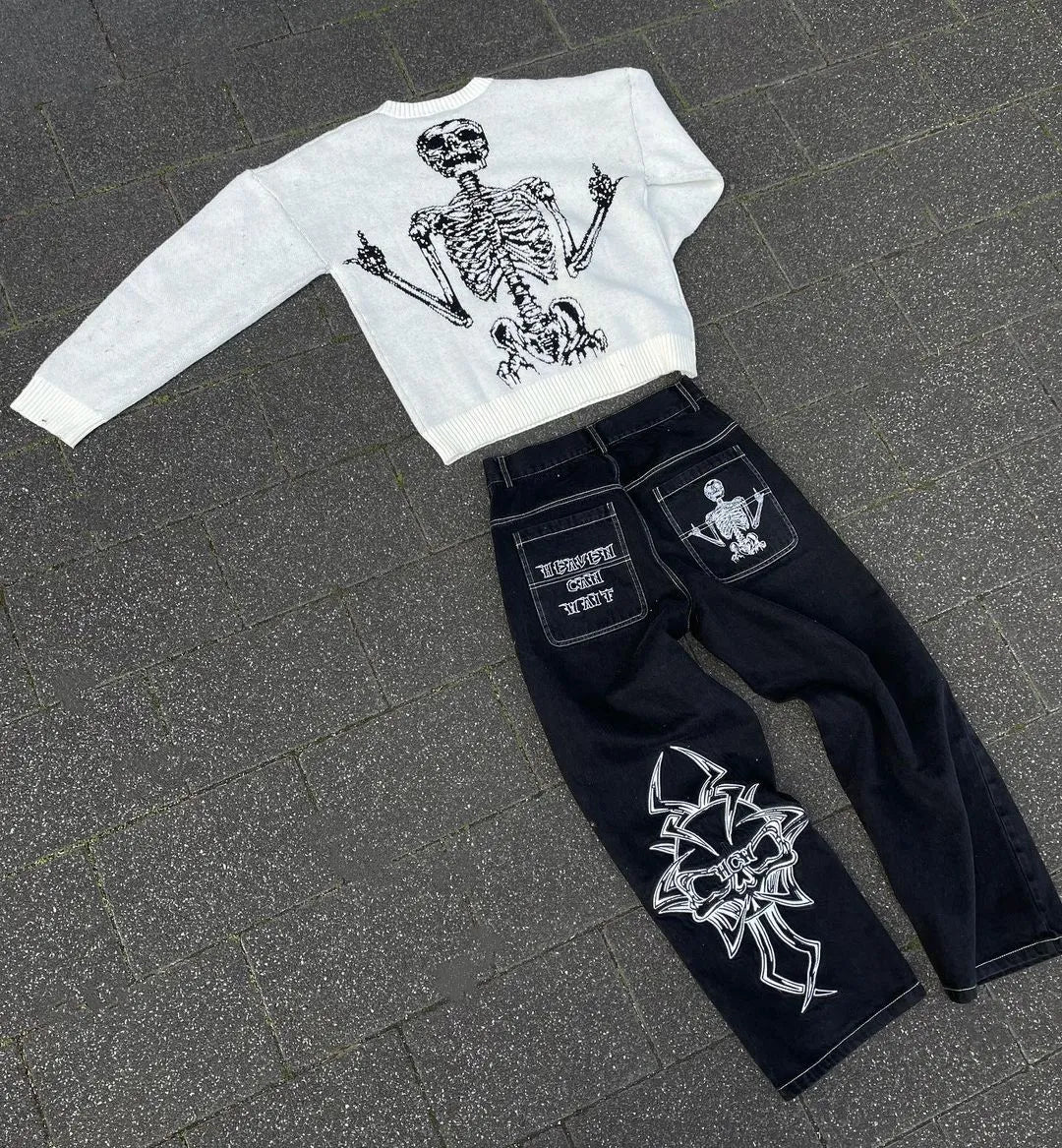 Pantalon en jean ample avec broderie tête de mort rétro