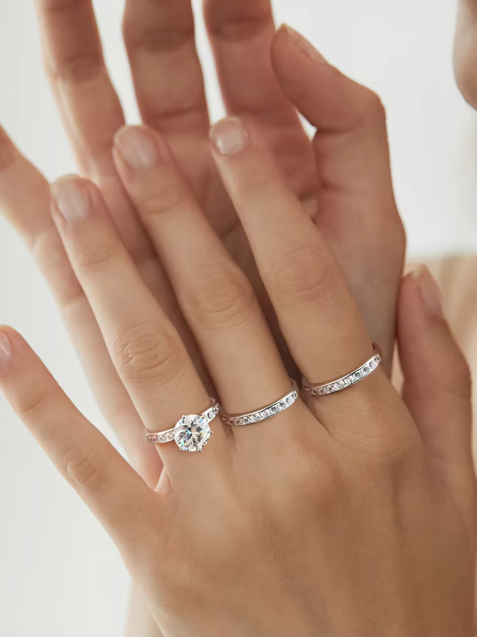 2 Karat dreireihiger Diamant-Moissanit-Ring aus 925er Sterlingsilber
